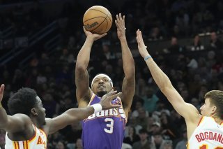 Clint Capela (à gauche) et les Hawks n'ont pas pu stopper Bradley Beal (3) et les Suns KEYSTONE/AP/Ross D. Franklin